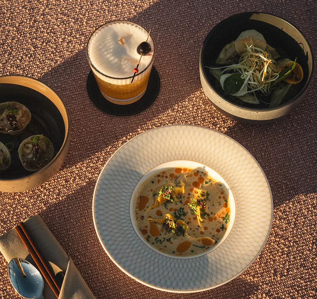 Eksklusiv middag med cocktails og gourmetretter serveret på ROX Resort.